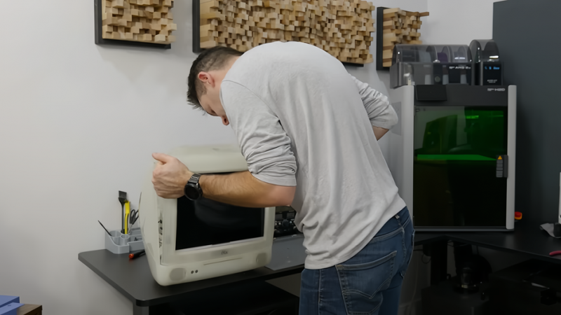 Инженер воскресил iMac из 90-х