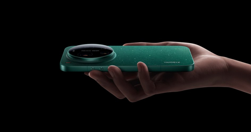 Xiaomi 17 Ultra зеленый в руке