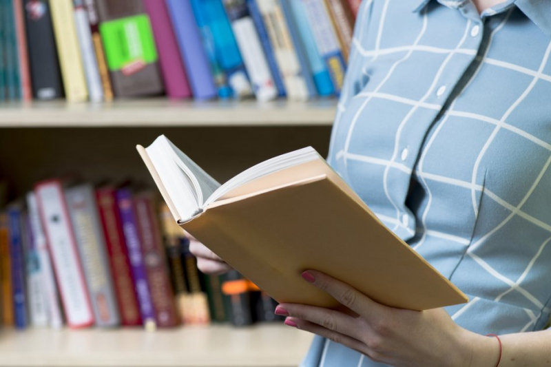 девушка с книгой