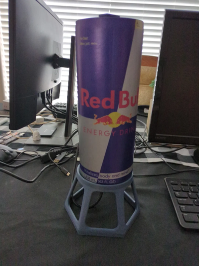Игровой компьютер, который выглядит как банка Red Bull