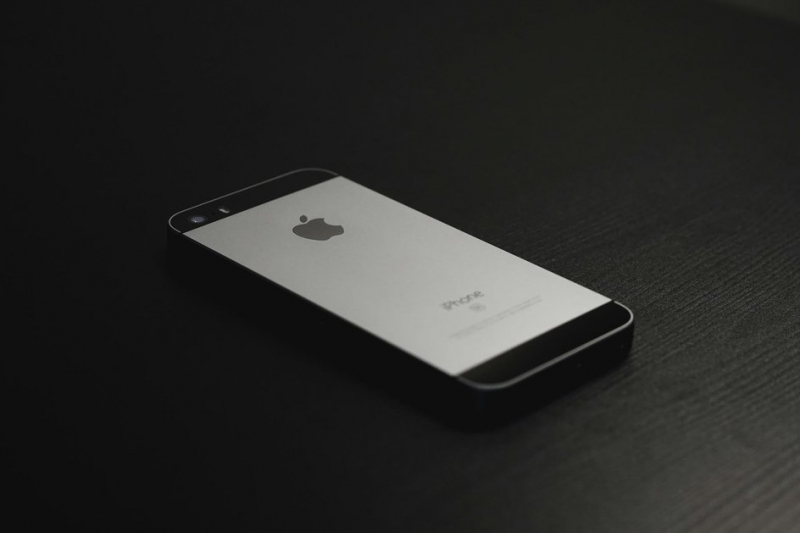 iPhone SE на столе