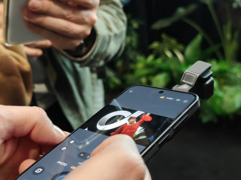 Honor Robot Phone в руках