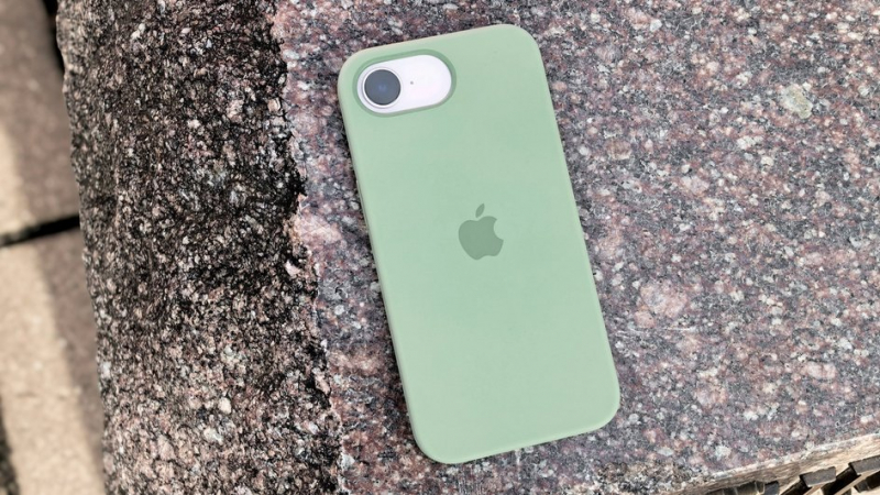 iPhone 17e в чехле