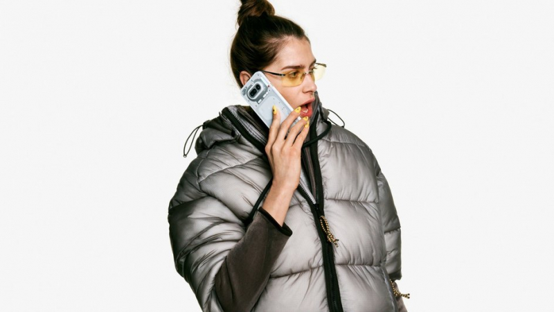 девушка с Nothing Phone (4a)