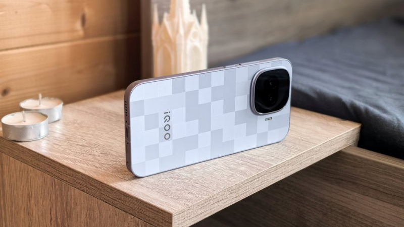 Плоские грани iQOO 15R