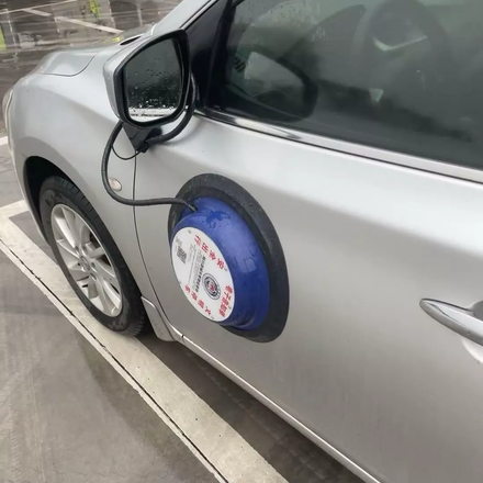 Так выглядит китайская GPS-присоска для авто. Фото: Carscoops