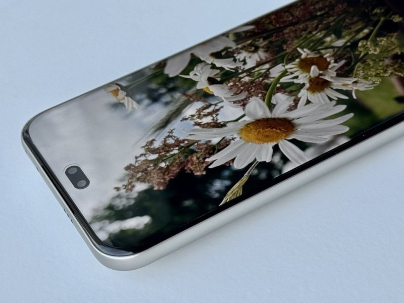 Honor 400 Pro на столе