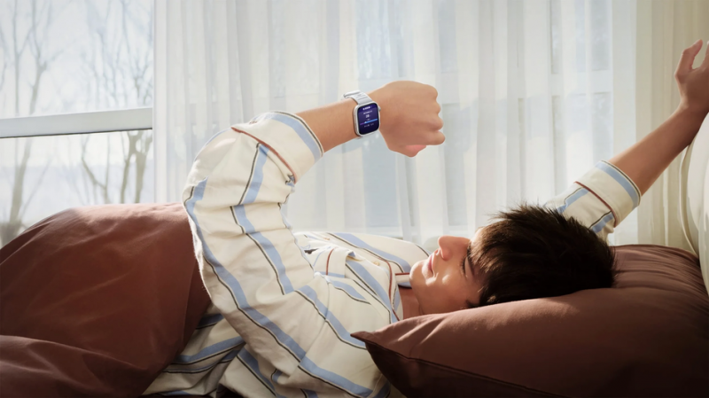 мужчина с Huawei Watch Fit 5 Pro