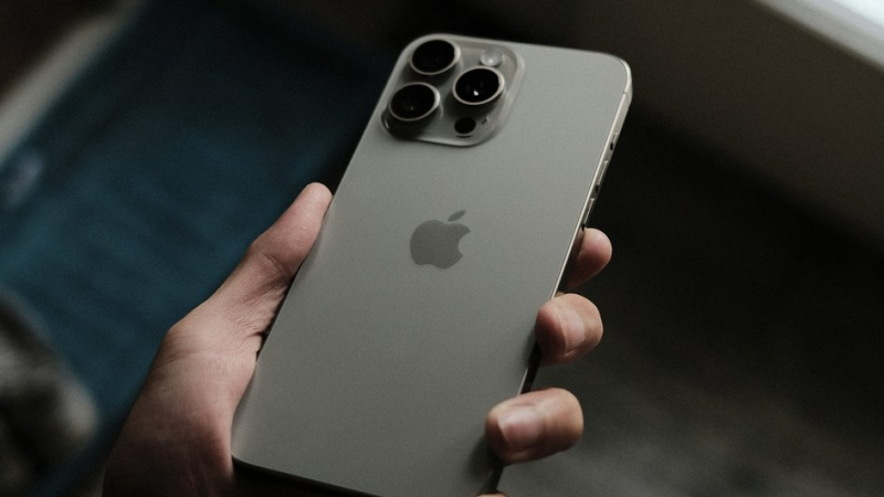 iPhone 15 Pro Max в руке