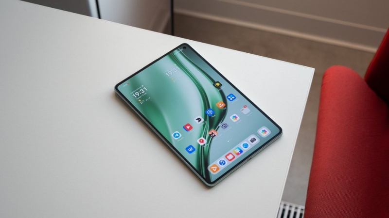 Huawei MatePad Mini на столе