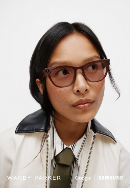 девушка носит Samsung Galaxy Glasses