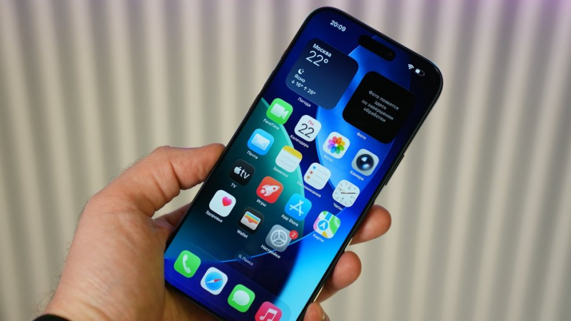 iPhone 17 Pro Max в руке