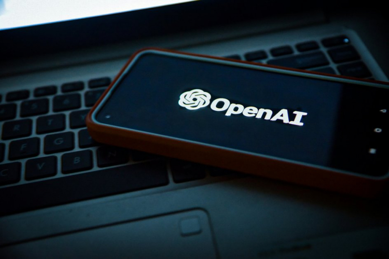 OpenAI лого на смартфоне