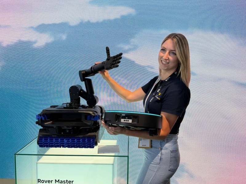 MOVA Rover Master и девушка