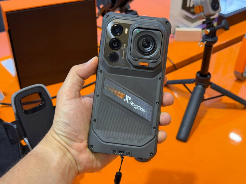 RugOne XSnap 7 Pro в руке