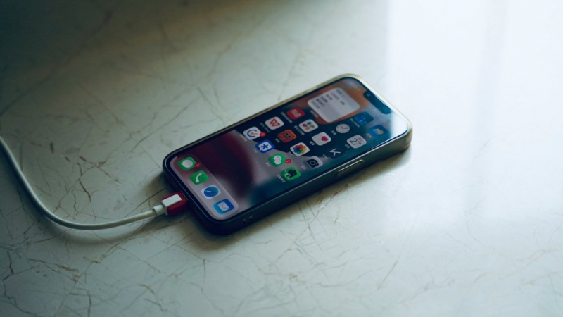 iPhone на зарядке, смартфон заряжается